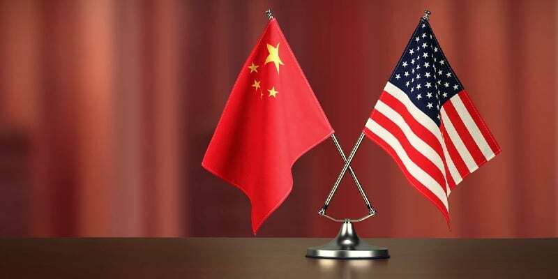 industryweek 36184 chinese american crossed flag on desk negotiation studiocasper istock getty2 - Dünyanın En Kripto Para Dostu Ülkesi Belirlendi!
