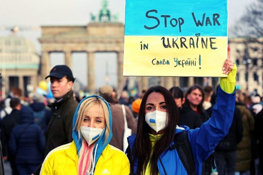 Berlin'de halk Rusya'nın Ukrayna işgalini protesto ediyor.