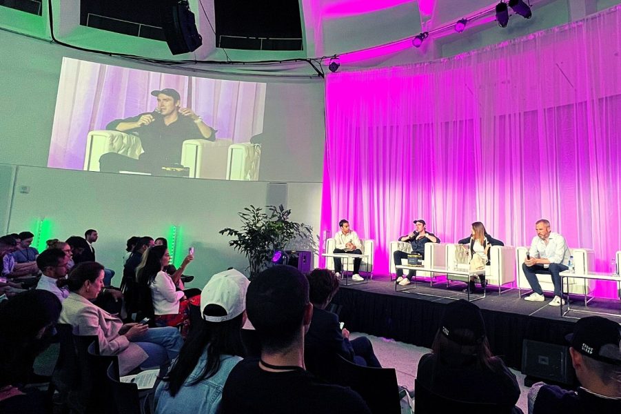 Soldan sağa Marc Bhargava, Ivan Soto-Wright, Natalia Karayaneva ve Brad Garlinghouse Miami Teknoloji Haftası'nda panelist olarak yer alıyor.